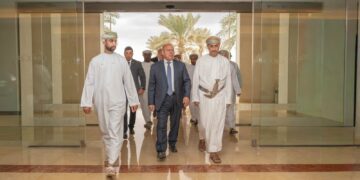 وزير الصناعة والتقل يزور ميناء صحار والمنطقة الحرة للتعرف على القدرات التصنيعية بالمنطقة ومقومات ولوجستيات الميناء