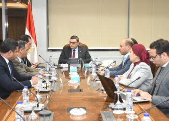 وزير الإسكان يتابع مع «الشركة الوطنية الطرق» ملفات العمل المشترك وأوجه التعاون