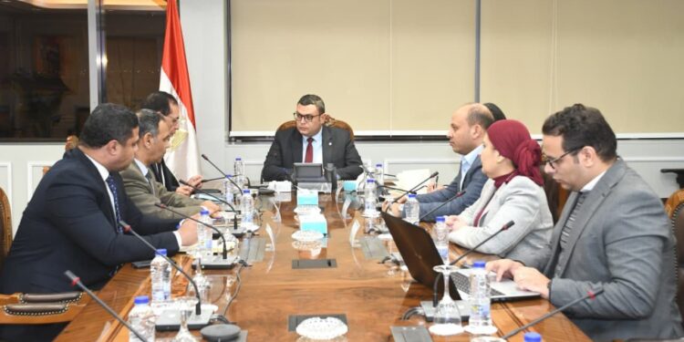 وزير الإسكان يتابع مع «الشركة الوطنية الطرق» ملفات العمل المشترك وأوجه التعاون