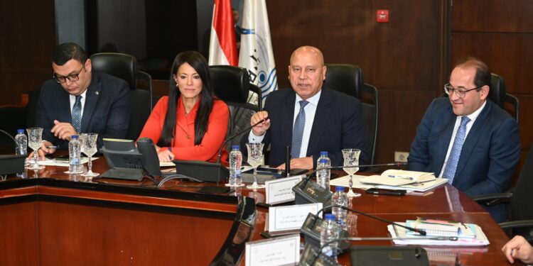 وزير الصناعة يبحث مع وزراء التخطيط والإسكان والمالية لتعزيز منظومة مرافق المناطق الصناعية المقامة بالمحافظات وتدبير الاعتمادات المالية المطلوبة 