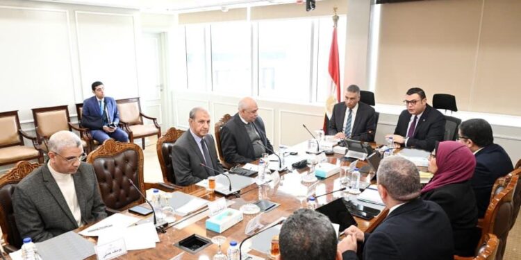 وزير الإسكان يستقبل محافظ أسوان لبحث ملفات العمل المشترك