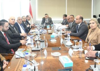 وزير الإسكان يبحث تطوير منظومة النقل الداخلي بعددٍ من المدن الجديدة