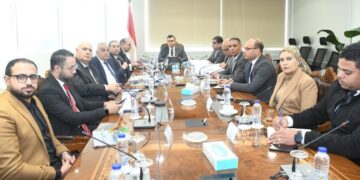 وزير الإسكان يبحث تطوير منظومة النقل الداخلي بعددٍ من المدن الجديدة