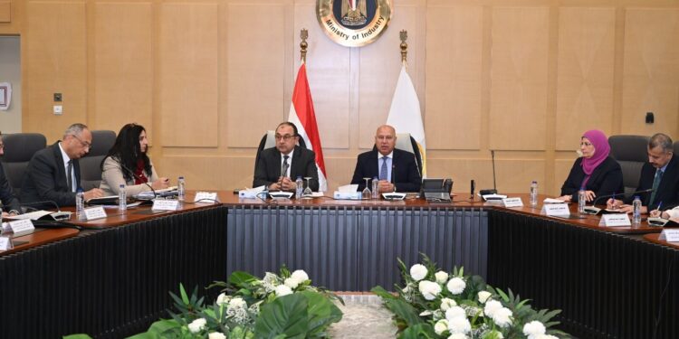 وزير الصناعة يبحث مع وزير قطاع الأعمال ومصنعي الغزل والنسيج والملابس الجاهزة سبل تعميق التصنيع المحلي وتقليل فاتورة الواردات