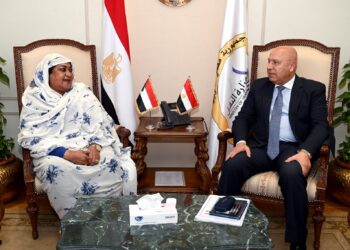 وزير الصناعة يبحث مع وزيرة الصناعة والتجارة السودانية سبل تعزيز التعاون بين البلدين في مجالات التكامل الصناعي والتجاري