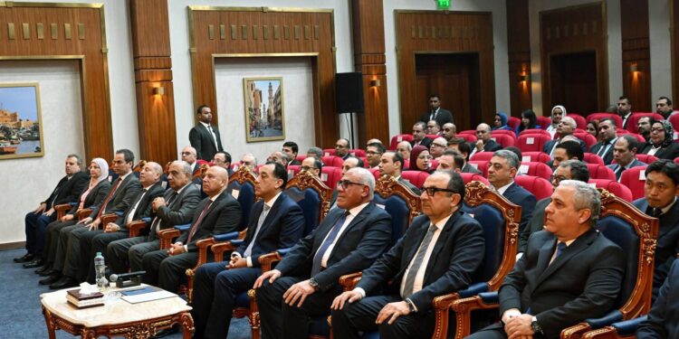 رئيس الوزراء يتفقد أعمال تطوير مصنع عربات السكك الحديدية ومترو الأنفاق «سيماف» بحلوان