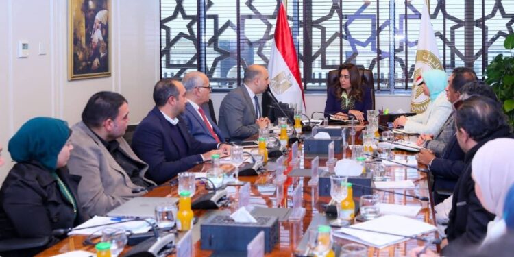 وزيرة التنمية المحلية تبحث مع قيادات جهاز تنظيم إدارة المخلفات الوضع الراهن لتنفيذ منظومة إدارة المخلفات وسبل التطوير