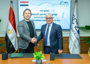 باستثمارات 5.6 مليون دولار .. رئيس اقتصادية قناة السويس يوقع عقد شركة «أوروجلو مودا تكستايل» التركية لإقامة مصنع للملابس الجاهزة