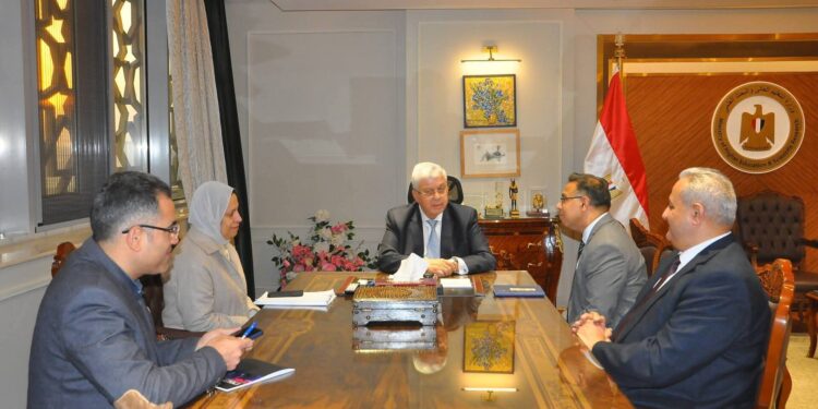 وزير التعليم العالي يستقبل رئيس جامعة ولفرهامبتون لبحث سبل تعزيز التعاون الأكاديمي المشترك