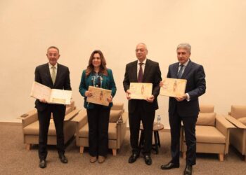 وزير السياحة والآثار ووزيرة التنمية المحلية يتسلمان تقرير البصمة الكربونية لحفل الافتتاح الرسمي للمتحف المصري الكبير