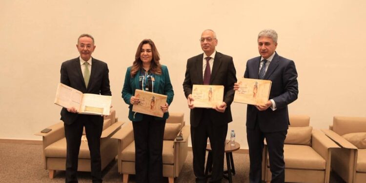 وزير السياحة والآثار ووزيرة التنمية المحلية يتسلمان تقرير البصمة الكربونية لحفل الافتتاح الرسمي للمتحف المصري الكبير