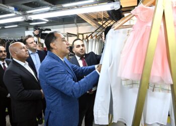 باستثمارات 2.5 مليون دولار .. رئيس الوزراء يفتتح مصنع «وامي فاشون» للملابس الجاهزة والمفروشات بمنطقة السخنة الصناعية