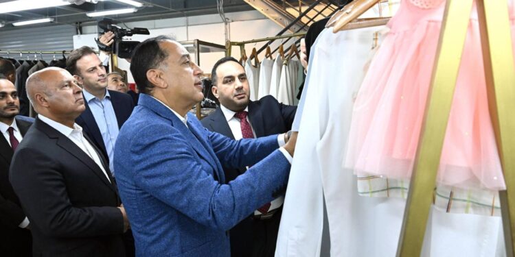 باستثمارات 2.5 مليون دولار .. رئيس الوزراء يفتتح مصنع «وامي فاشون» للملابس الجاهزة والمفروشات بمنطقة السخنة الصناعية