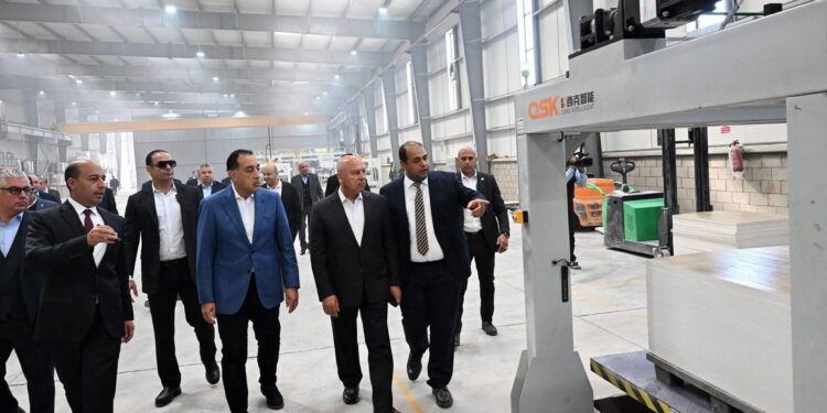 رئيس الوزراء يفتتح مشروع «كامستون للصناعات المتطورة» بمنطقة السخنة الصناعية باستثمارات 8 ملايين دولار