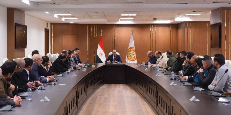 وزير العمل يعقد اجتماعًا لمناقشة المعوقات والتحديات مع ممثلي شركات إلحاق العمالة بالخارج 