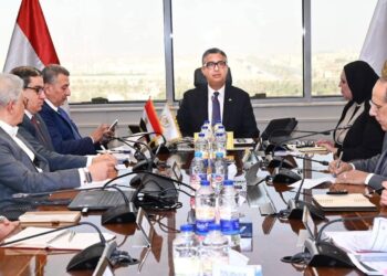 وزير التموين يعقد اجتماعًا مع رئيس شركة السكر والصناعات التكاملية لمتابعة استعدادات موسم إنتاجه 