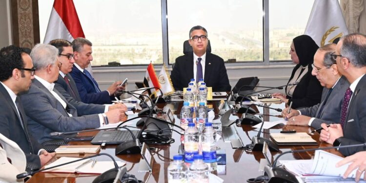 وزير التموين يعقد اجتماعًا مع رئيس شركة السكر والصناعات التكاملية لمتابعة استعدادات موسم إنتاجه 