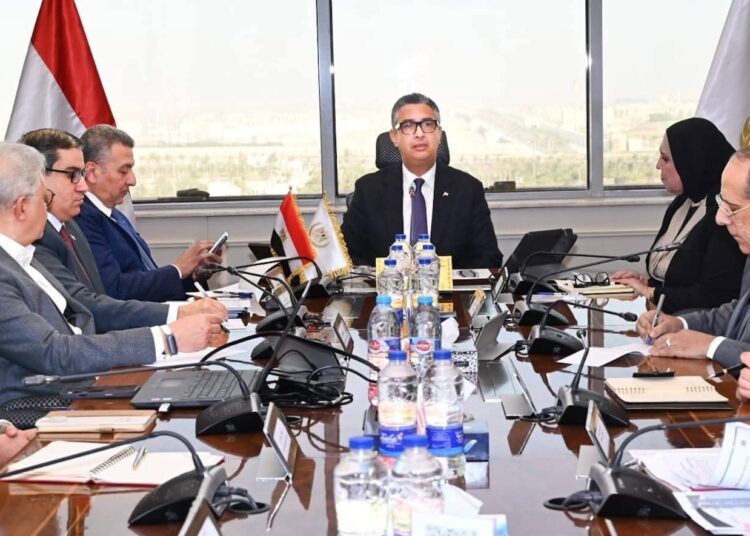 وزير التموين يعقد اجتماعًا مع رئيس شركة السكر والصناعات التكاملية لمتابعة استعدادات موسم إنتاجه 