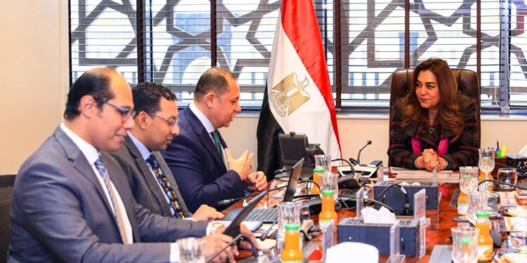 وزيرة التنمية المحلية توجه بتحقيق التوازن بين صون التنوع البيولوجى وتنفيذ مشروعات طاقة الرياح في خليج السويس