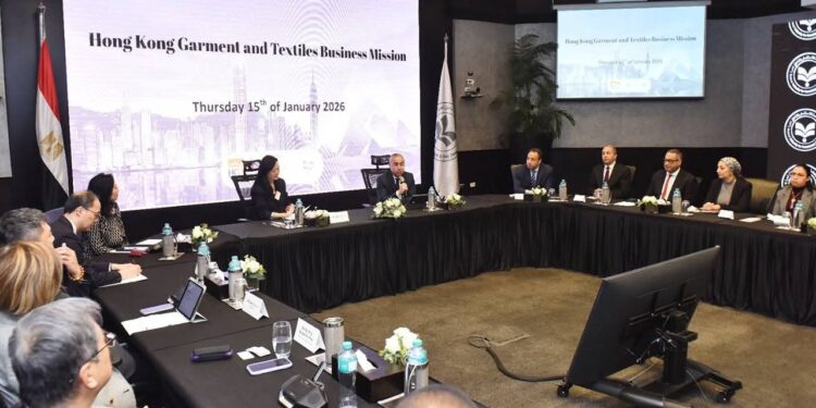الهيئة العامة للاستثمار ومجلس تنمية تجارة هونج كونج يبحثان فرص الاستثمار في قطاع الغزل والنسيج