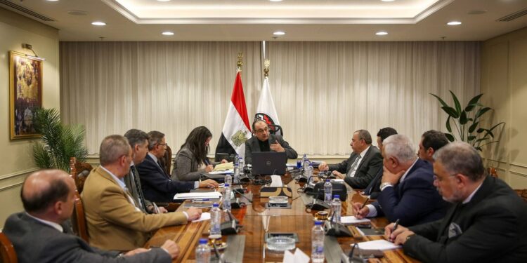 وزير قطاع الأعمال العام يلتقي ممثلي غرفتي صناعة الملابس الجاهزة والمجلس التصديري لبحث سبل تعزيز التعاون