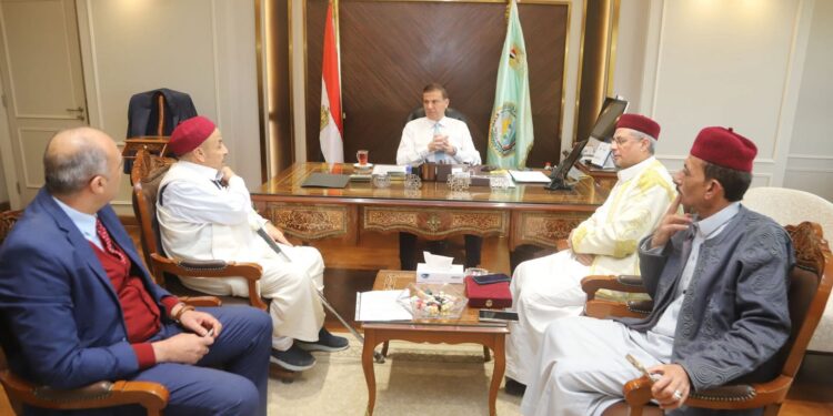 وزير الزراعة يلتقي وفد من عمد ومشايخ مطروح ويوجه بدعم المزارعين بشتلات الزيتون وسلالات الأغنام