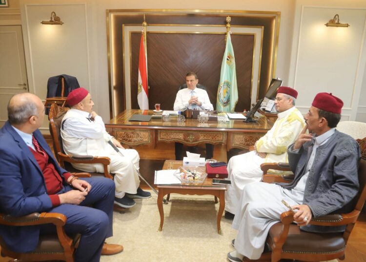 وزير الزراعة يلتقي وفد من عمد ومشايخ مطروح ويوجه بدعم المزارعين بشتلات الزيتون وسلالات الأغنام