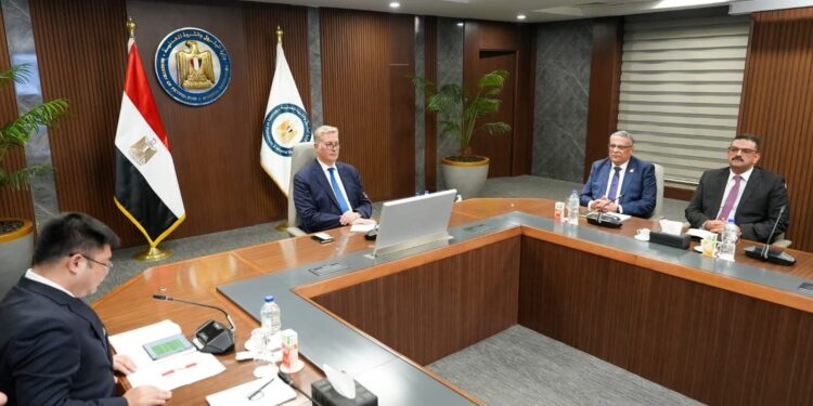 وزير البترول يبحث مع «شينج فا» الصينية آفاق الاستثمار في التعدين والصناعات المصاحبة