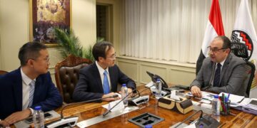 وزير قطاع الأعمال العام يستقبل وفدًا لمجموعة شاندونج الصينية لبحث فرص التعاون في صناعة المركبات الكهربائية