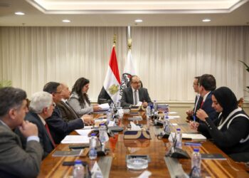 وزير قطاع الأعمال العام يبحث مع مستثمرين أتراك في صناعة الملابس فرص التعاون