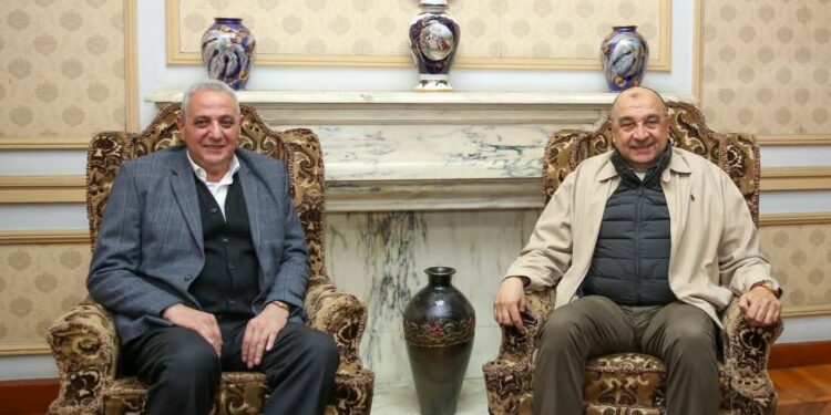 وزير قطاع الأعمال العام يستهل زيارته لشركة مصر للغزل والنسيج بالمحلة الكبرى بلقاء محافظ الغربية