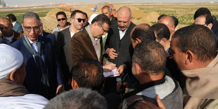 لإنهاء أزمة «قوتة».. وزير الزراعة ومحافظ الفيوم يتفقدان اعمال الصرف والري بزمام الـ 16 ألف فدان