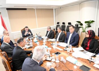 وزير الإسكان يعقد اجتماعا مع مسئولي شركة سامكريت لمتابعة الموقف التنفيذي للمشروعات التي تنفذها الشركة بالمدن الجديدة