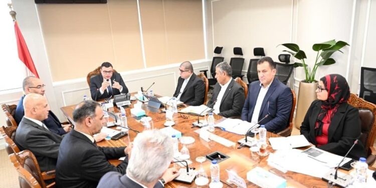 وزير الإسكان يعقد اجتماعا مع مسئولي شركة سامكريت لمتابعة الموقف التنفيذي للمشروعات التي تنفذها الشركة بالمدن الجديدة