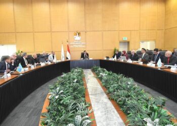 وزير الإسكان يتابع موقف مشروعات الإسكان التى تنفذها هيئة المجتمعات العمرانية بالمدن الجديدة