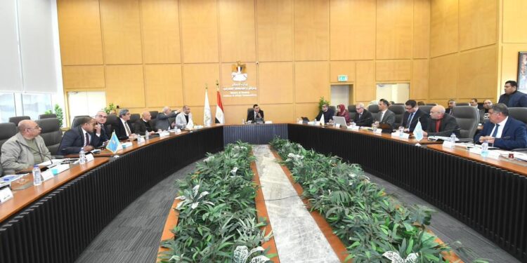 وزير الإسكان يتابع موقف مشروعات الإسكان التى تنفذها هيئة المجتمعات العمرانية بالمدن الجديدة