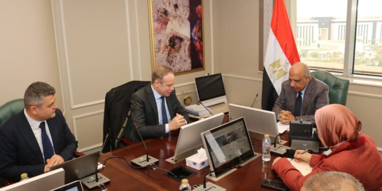 وزير الكهرباء يبحث مع «أكوا باور السعودية» لتعزيز التعاون والشراكة فى الطاقة المتجددة ودعم الشبكة الموحدة