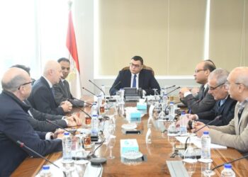 وزير الإسكان يلتقي وفداً من شركة سان جوبان الفرنسية لبحث أوجه التعاون