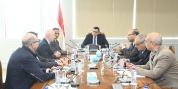 وزير الإسكان يلتقي وفداً من شركة سان جوبان الفرنسية لبحث أوجه التعاون