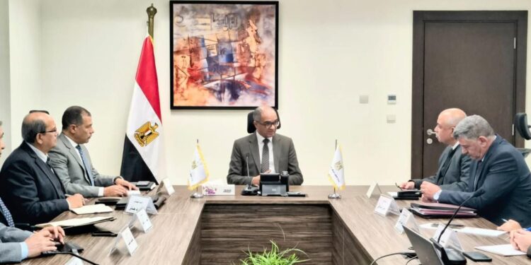 نائب وزير الإسكان يتابع سير العمل بعدد من الملفات الاستراتيجية لقطاع المرافق