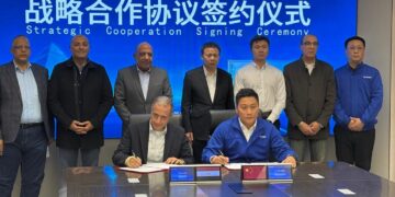 وزير الكهرباء يشهد توقيع اتفاقية تعاون استراتيجي لتوطين صناعة بطاريات تخزين الطاقة بين «كيميت المصرية» و «مجموعة شركات كرنكس الصينية» 