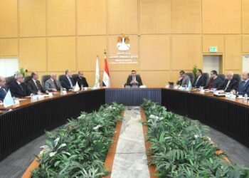 وزير الإسكان يتابع مستجدات منطقة الأعمال المركزية بالعاصمة الجديدة.. وأبراج وبحيرات داون تاون بالعلمين الجديدة