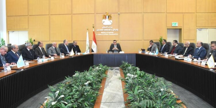 وزير الإسكان يتابع مستجدات منطقة الأعمال المركزية بالعاصمة الجديدة.. وأبراج وبحيرات داون تاون بالعلمين الجديدة
