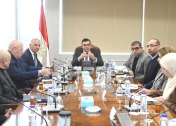 وزير الإسكان يعقد اجتماعا مع مسئولي شركة السويدي لدفع العمل بالمشروعات التي تنفذها الشركة بالمدن الجديدة