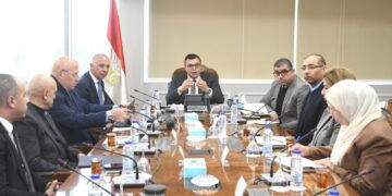 وزير الإسكان يعقد اجتماعا مع مسئولي شركة السويدي لدفع العمل بالمشروعات التي تنفذها الشركة بالمدن الجديدة