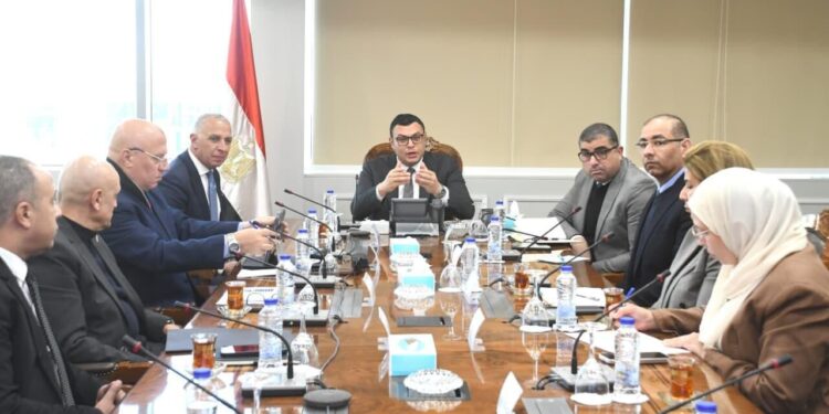 وزير الإسكان يعقد اجتماعا مع مسئولي شركة السويدي لدفع العمل بالمشروعات التي تنفذها الشركة بالمدن الجديدة
