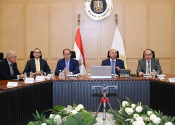 وزير الصناعة يجتمع بوزراء قطاع الأعمال والاستثمار والتجارة الخارجية والمالية واتحاد الصناعات لبحث سبل تعميق التصنيع المحلي بقطاع الغزل والنسيج