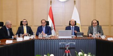 وزير الصناعة يجتمع بوزراء قطاع الأعمال والاستثمار والتجارة الخارجية والمالية واتحاد الصناعات لبحث سبل تعميق التصنيع المحلي بقطاع الغزل والنسيج