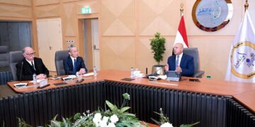 وزير الصناعة يبحث مع شركتي تويوتا إيجيبت وتويوتا تسوشو فرص ضخ استثمارات في تصنيع السيارات في مصر خلال الفترة المقبلة