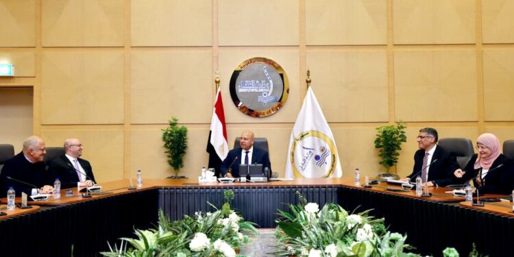 وزير الصناعة يجتمع بمحافظي الجيزة وبني سويف واتحاد الصناعات لبحث مرافق المنطقتين الصناعيتين بأبو رواش وكوم أبو راضي